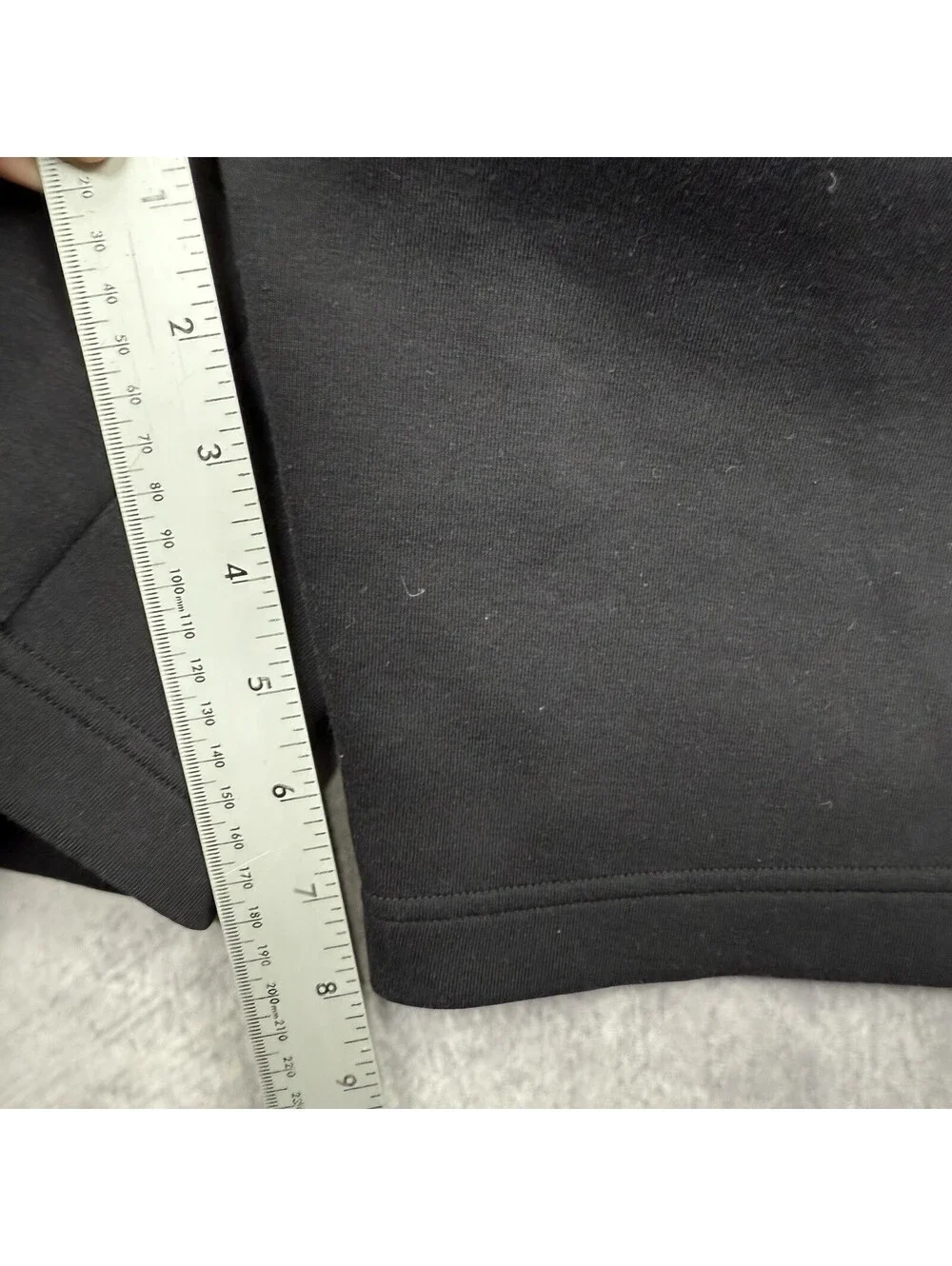 On Cloud Focus Tech Shorts Men’s Size Medium Black Sweat Shorts